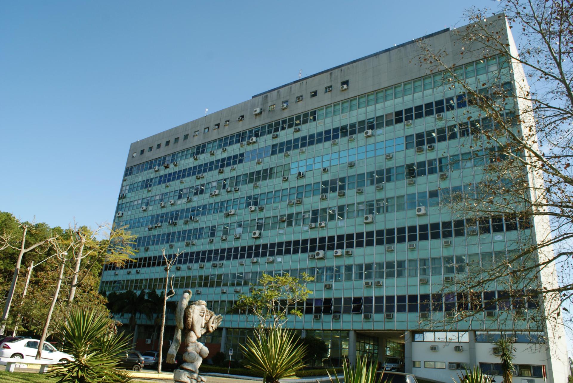 Foto horizontal colorida do prédio da reitoria da UFSM