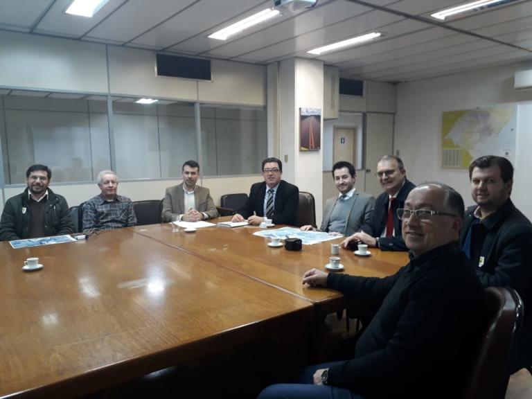 Foto de reunião com seis pessoas sentadas, incluindo o reitor e o professor