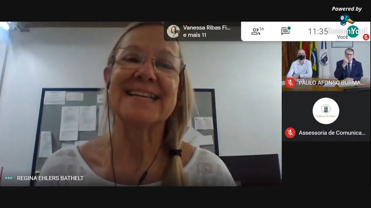 Print de tela em que professora apresenta o projeto online