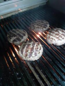 Foto de bifes de hamburgers assando em churrasqueira