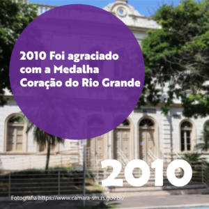 Foto câmera de Vereadores de Santa Maria com balão roxo e texto: 2010 foi agraciado com a Medalha Coração do Rio Grande