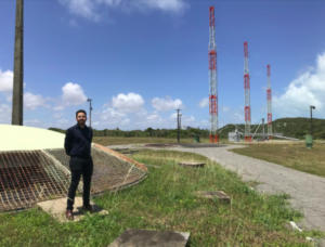 Umberto (Rocket Lab) ao lado da casamata, próximo as rampas de lançamento.