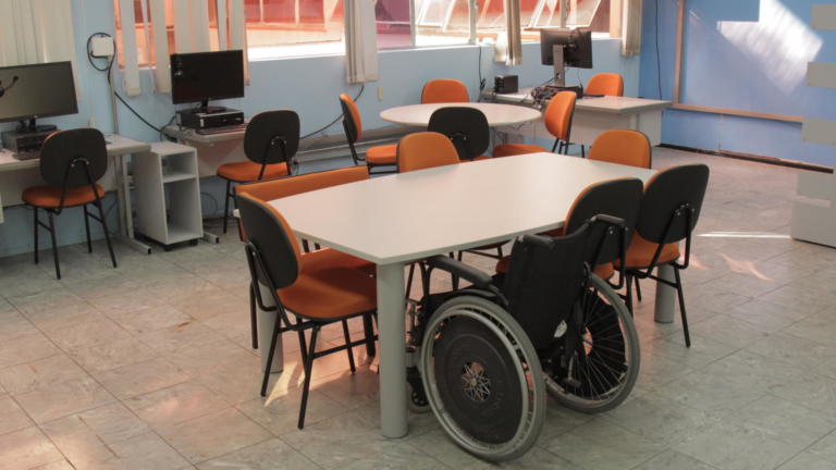 Foto de sala com mesa adaptada ara cadeira de rodas