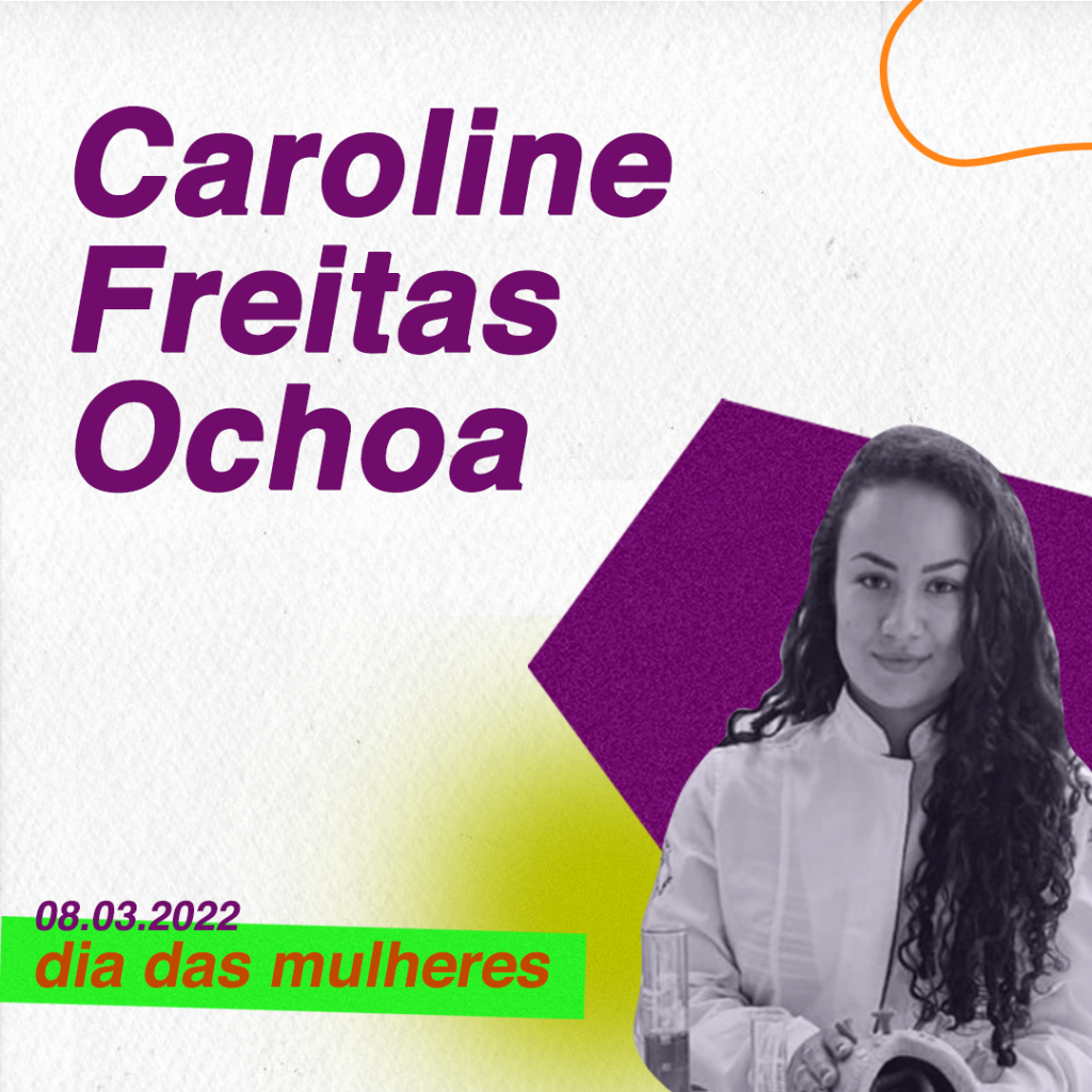 Card branco com roxo e verde e foto preto e branco de mulher com cabelos longos cacheados. Texto: Caroline Freitas Ochoa, Dia da Mulher