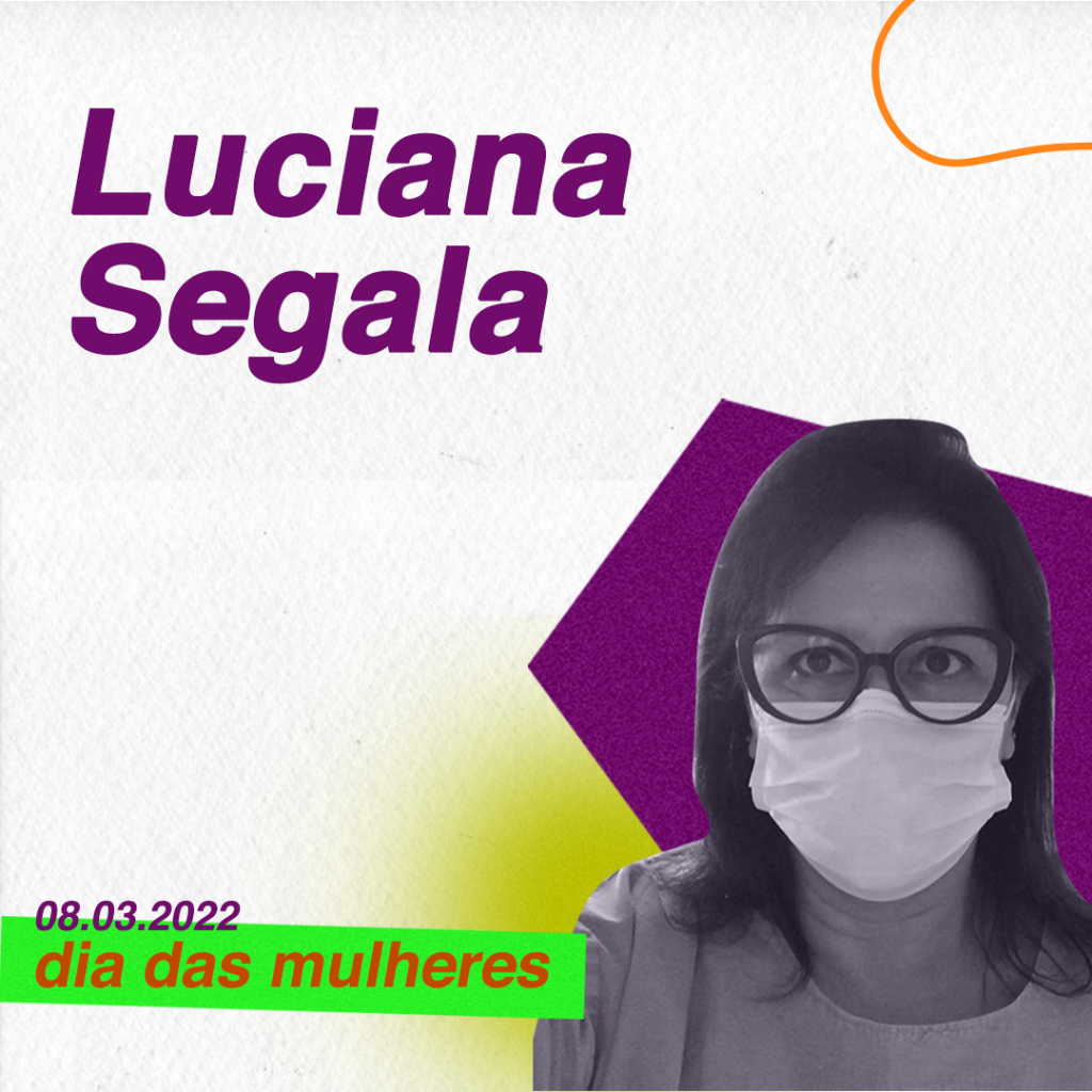 Card branco com roxo e verde e foto preto e branco de mulher com cabelos longos cacheados. Texto: Luciana Segala, Dia da Mulher