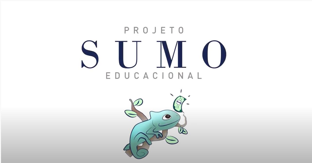 Em fundo branco, centralizado, lê-se: Projeto Sumo Educacional. As palavras estão dispostas uma abaixo da outra. No centro, em letras maiúsculas, grandes e em azul, a palavra SUMO. Acima, a palavra projeto e abaixo a palavra educacional, ambas em letras maiúsculas em cinza, mas com tamanho de fonte menor. Abaixo, centralizado, o desenho de um camaleão na cor verde, em cima de um galho com algumas folhas e, na ponta, uma folha em formato de uma cédula de dinheiro.