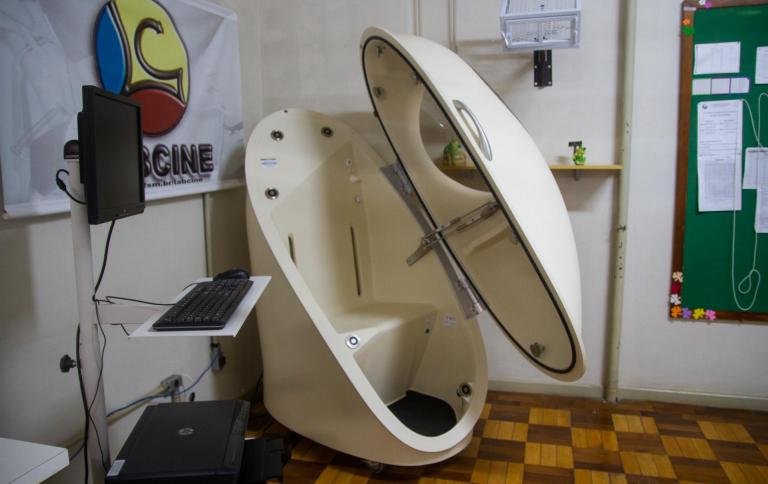 O BOD POD é um sistema de pletismografia por deslocamento de ar. Ou seja, faz uma medição rápida, precisa e segura da composição corporal (gordura corporal e massa magra), a partir da utilização da superfície do corpo para determinar a densidade corporal. Além disso, o equipamento também fornece dados de taxa metabólica em repouso.