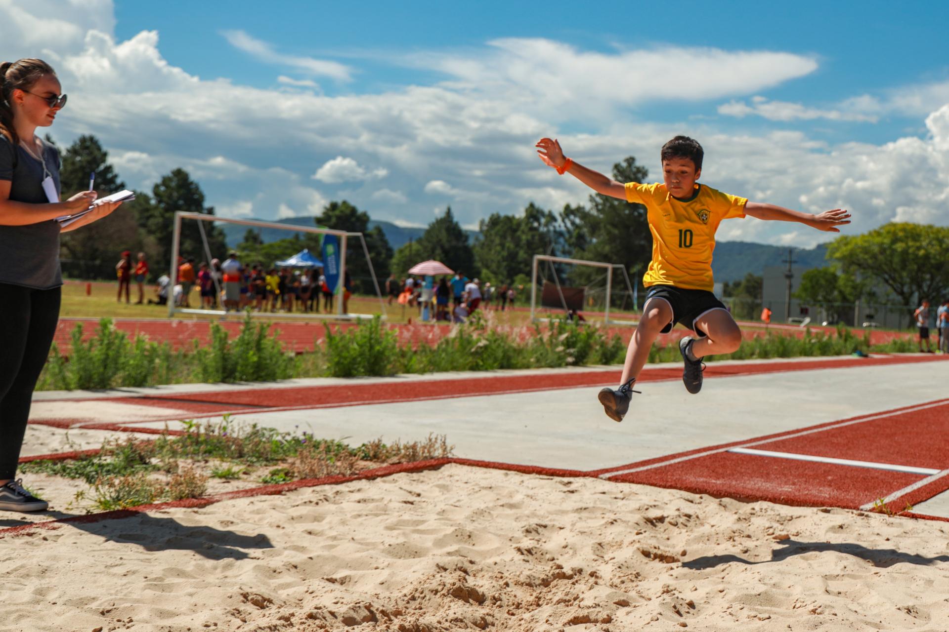 Adolescentes do projeto Atletismo UFSM representam a universidade