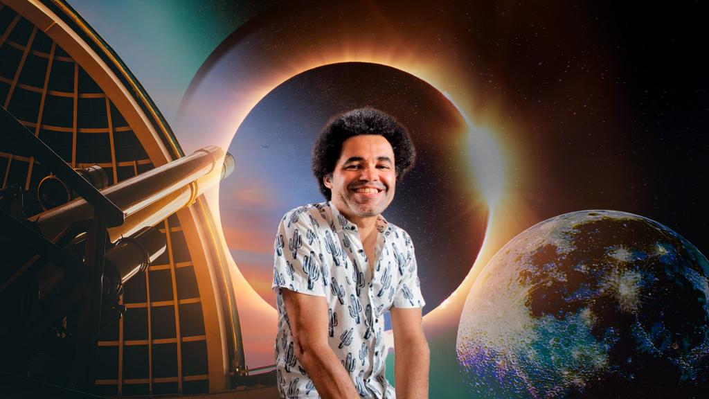 Arte colorida sobre fotografia. No centro da imagem, um homem negro de cerca de 30 anos sorrindo e, ao fundo, arte com imagens do universo e de um telescópio.