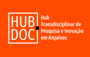 Identidade visual do Hub.Doc. A frase “Hub.Doc – Hub Transdisciplinar de Pesquisa e Inovação em Arquivos” está escrita em letras brancas, sob um fundo laranja.
