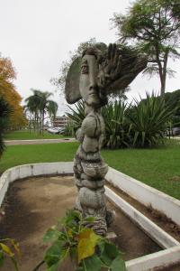 Estátua em homenagem ao Reitor Hélios Homero Bernardi e Esposa Angelina Almeida Bernardi atualmente