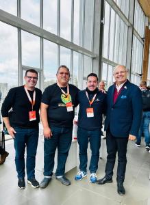 Foto colorida de quatro homens lado a lado