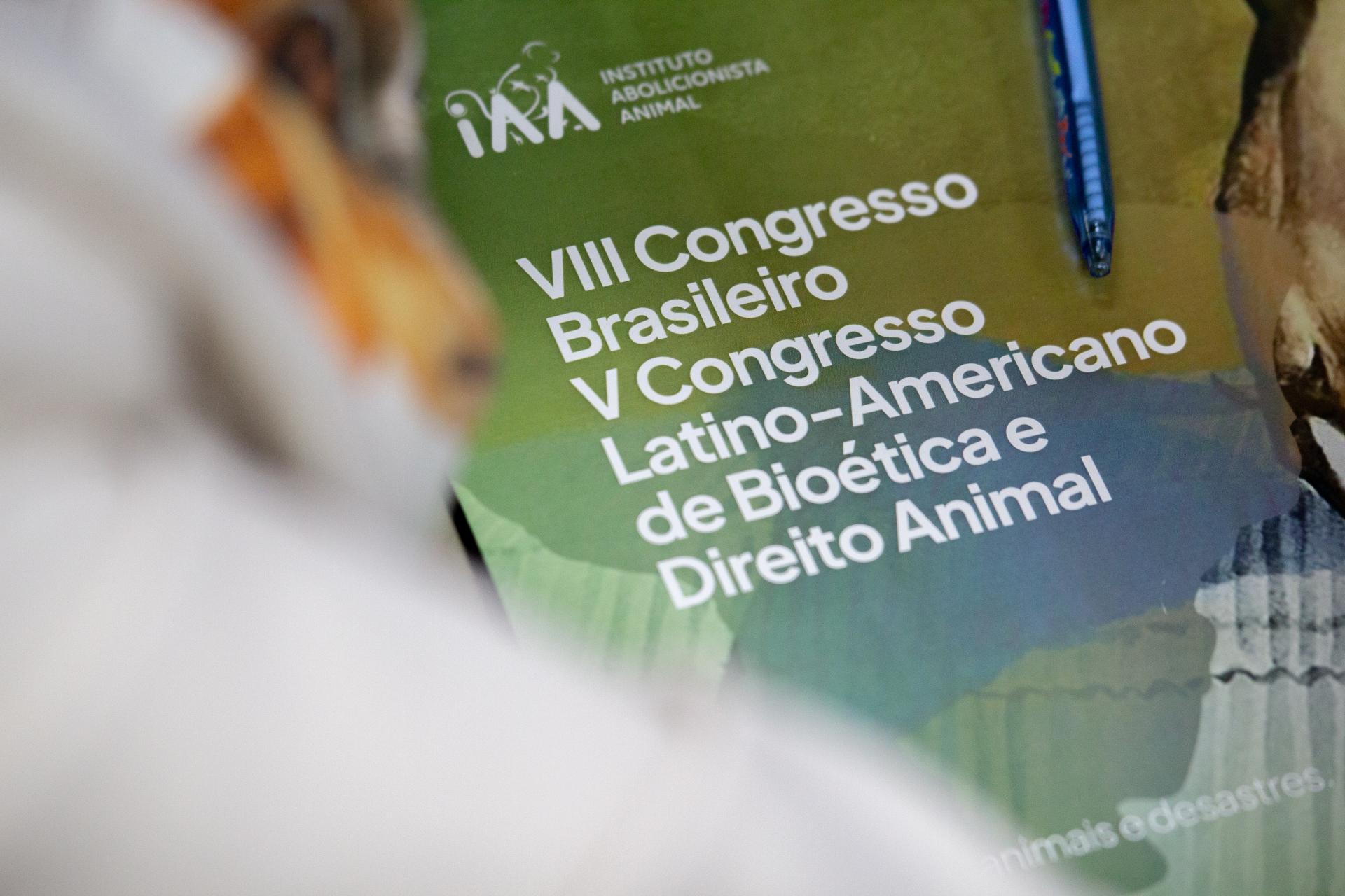 Fotografia colorida do folder com o nome do evento