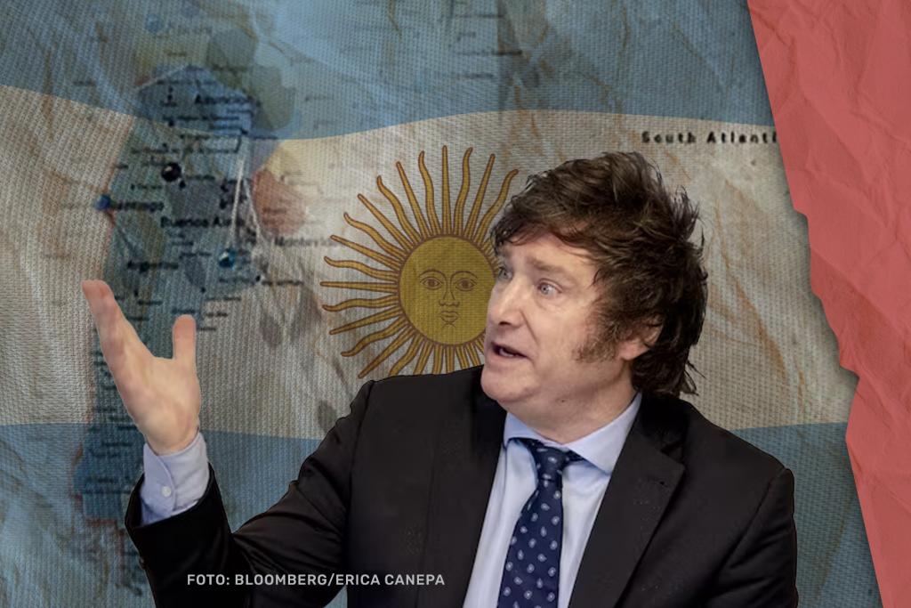 Imagem colorida horizontal de Javier Milei à frente de painel com o mapa da Argentina