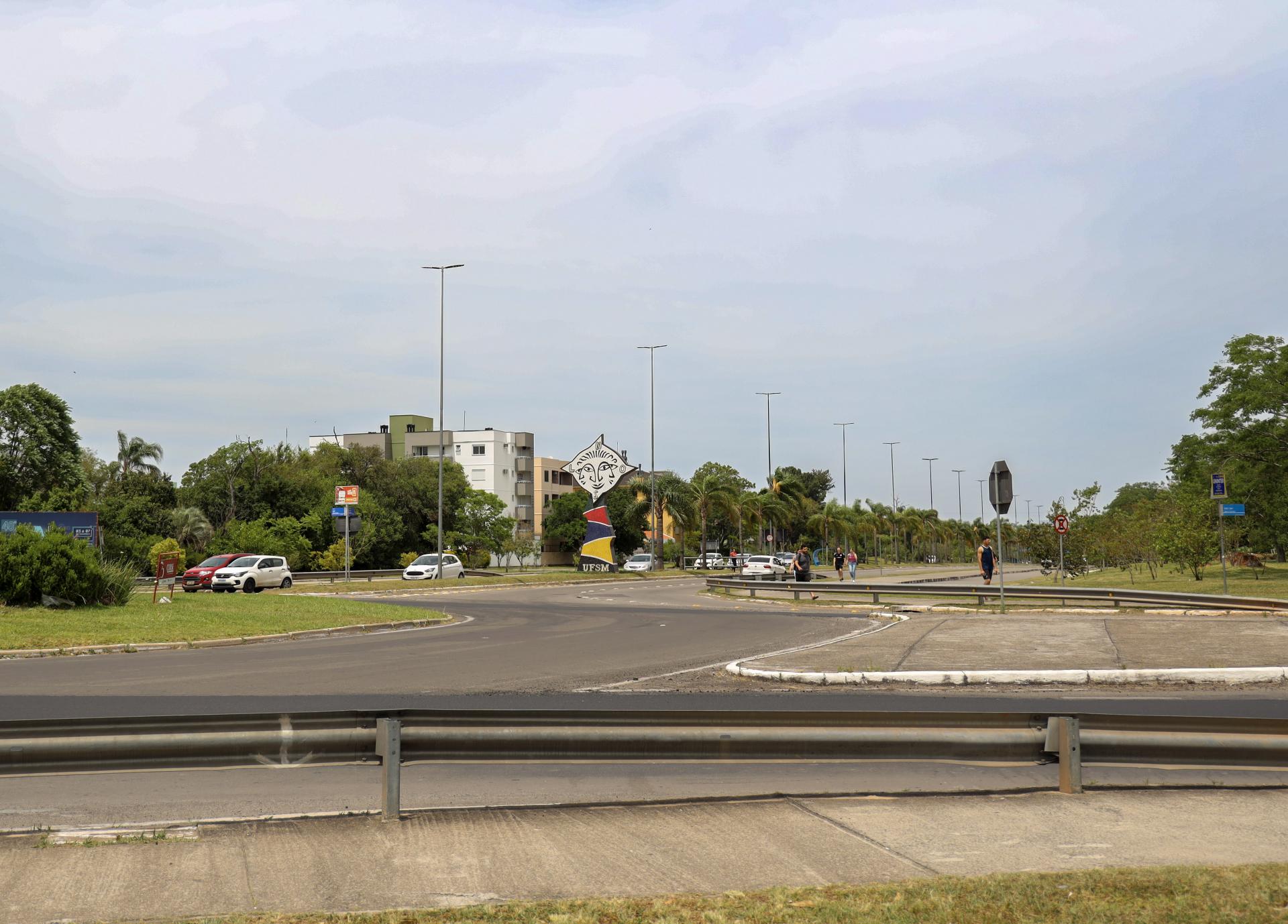 Fotografia colorida da rótula de uma rodovia