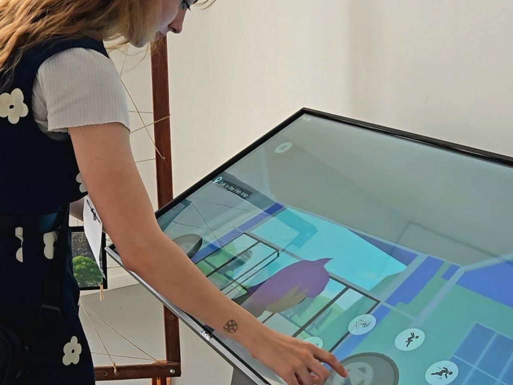 Foto colorida horizontal de mulher jovem tocando em tela de painel