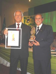 Entrega do Prêmio CASISM reitor Clovis Lima
representando a Universidade Federal de Santa Maria
