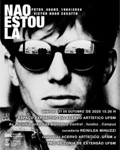 Imagem vertical em preto e branco. Consiste no cartaz de divulgação da mostra, o qual exibe o rosto de um homem usando óculos escuros.