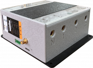 Foto horizontal. Mostra um aparelho de cor predominantemente cinza, em formato de caixa retangular