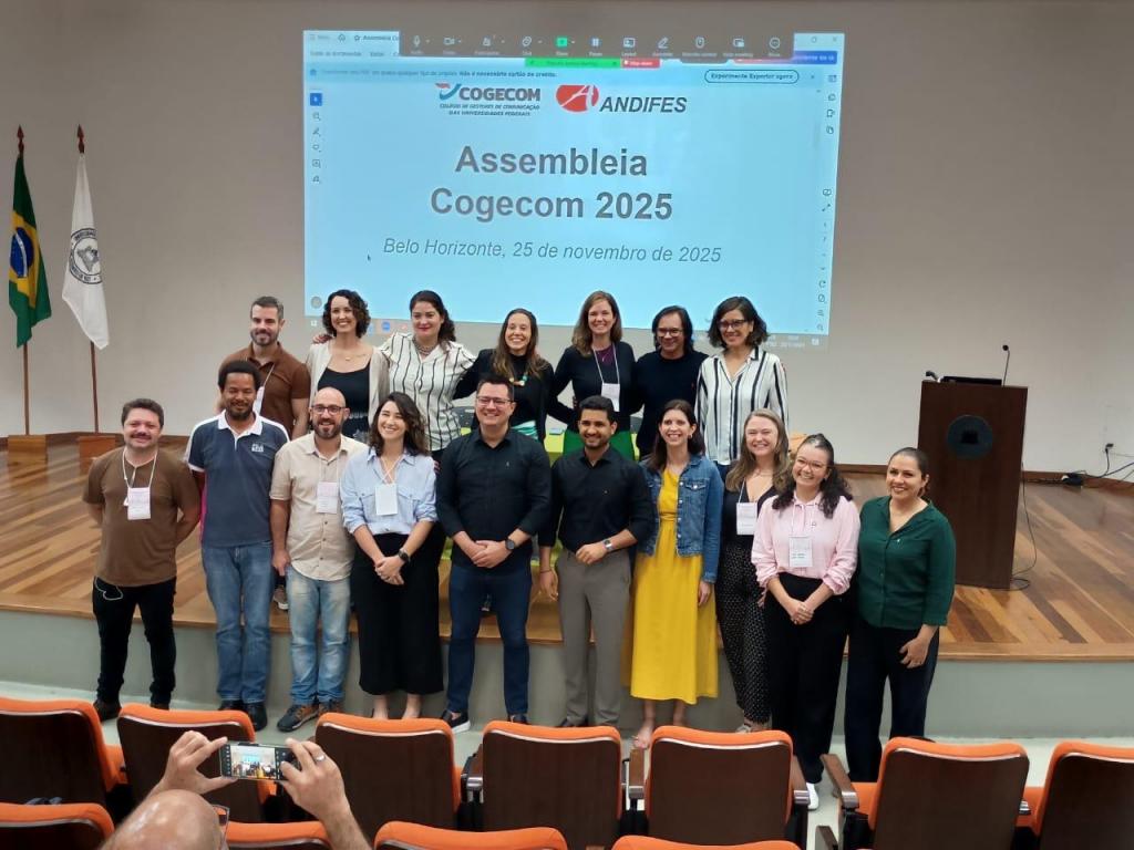 oto horizontal e colorida de um grupo de congressistas em auditório