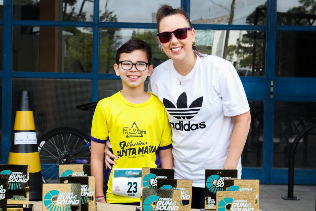 foto colorida horizontal de uma criança ao lado da mãe