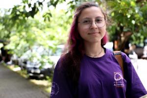 Foto horizontal e colorida de Giovana de Souza Pereira com a camiseta do Pré-Universitário Popular Alternativa (Pupa)