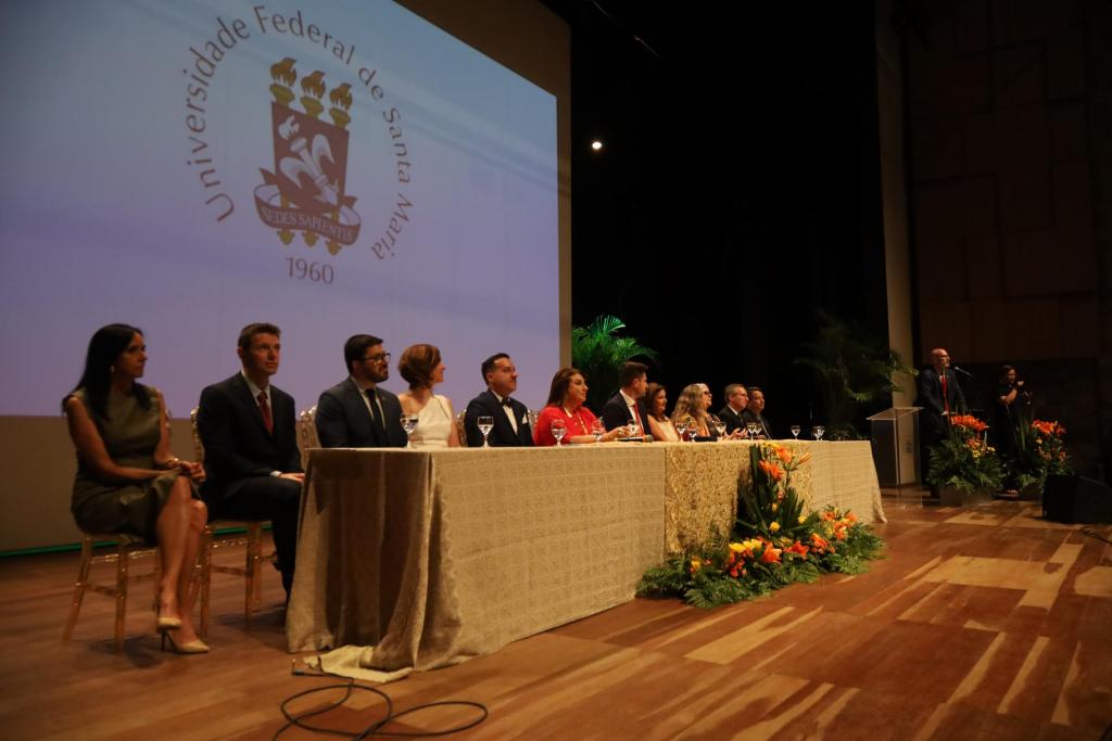 Foto horizontal e colorida da mesa cerimonial composta pelas autoridades da UFSM