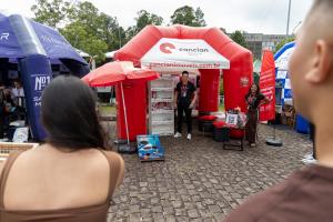 Foto horizontal e colorida de uma mulher participando de uma das brincadeiras promovidas pelos parceiros externos