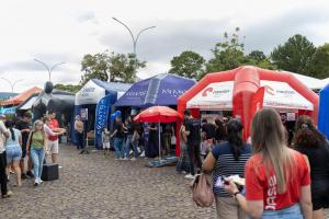 Foto horizontal e colorida dos estandes das imobiliárias parceiras do Vestibular da UFSM 2026