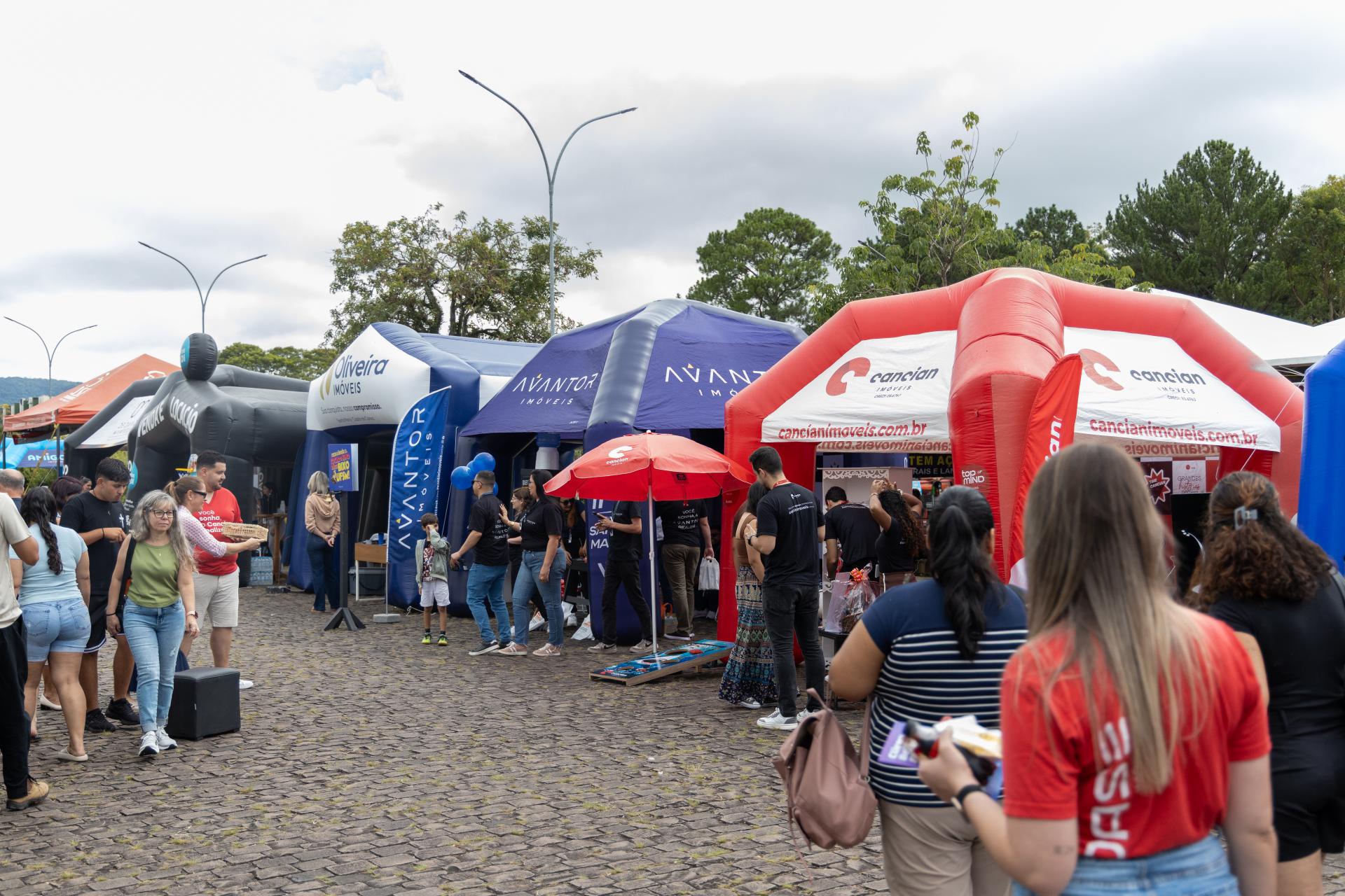 Foto horizontal e colorida dos estandes das imobiliárias parceiras do Vestibular da UFSM 2026