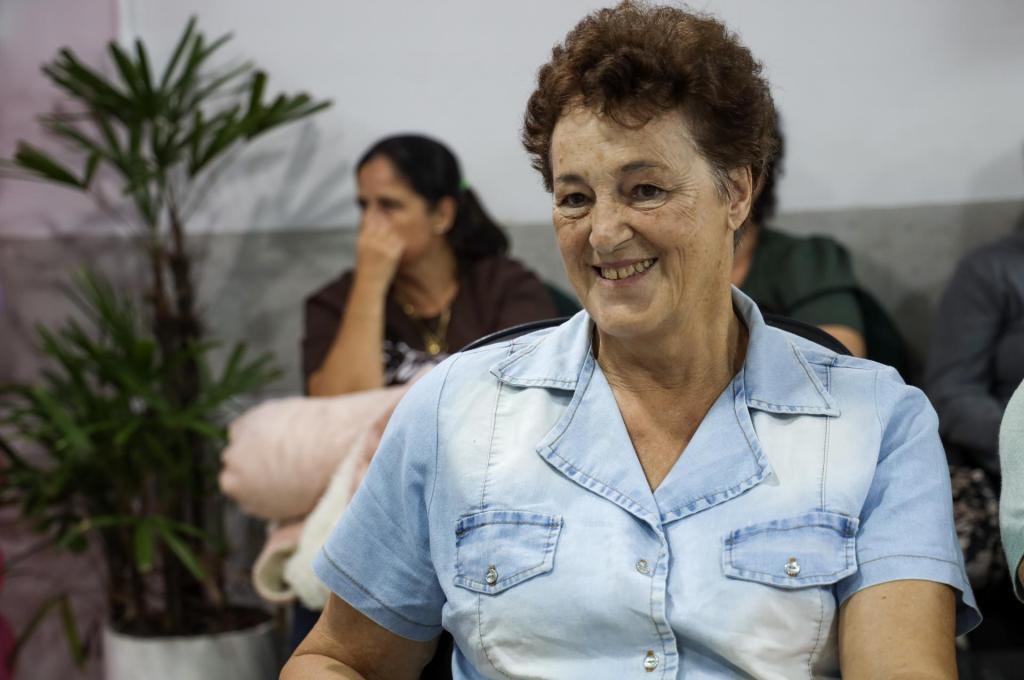 Foto colorida na horizontal onde mostra a paciente Marisa Schwertner esperando para ser atendida na sala de espera do HUSM