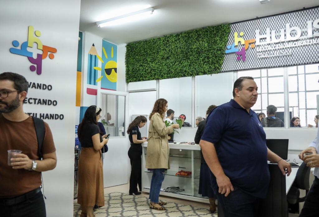 Várias pessoas circulam pelo Lab Commerce e Hub de Inovação Social.