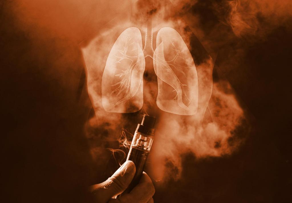 Imagem horizontal de uma mão segurando um cigarro eletrônico no fundo tem uma fumaça branca. Ao lado do aparelho tem textos com nomes de várias substâncias presentes em sua composição. O fundo é vermelho escuro.