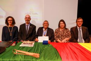 entrega do título de doutor honoris causa a pedro ortaça - foto com Andreia Oliveira, Luciano Schuch, Pedro Ortaça, Martha Adaime e Gil Negreiros