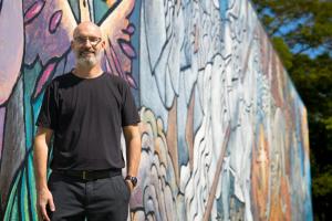 Luciano Schuch em frente ao recém vitalizado mural "500 Anos de Invasão da América Latina" de Juan Amoretti.