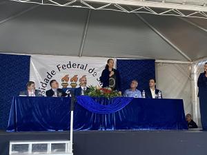 foto de mesa da cerimônia d einauguração da pista de atletismo