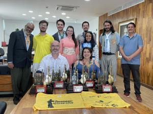 foto de Luciano Schuch com a equipe do DTG Noel Guarany e os prêmios do ENART 2023