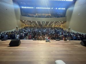 foto do centro de convenções lotado de pessoas para palestra de início das aulas