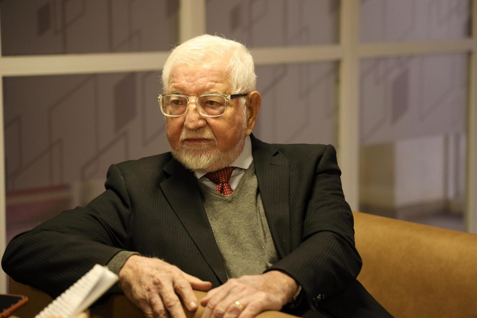 Professor José Carlos Libâneo recebe o título de Doutor Honoris Causa (Foto: Gabriele Mendes)