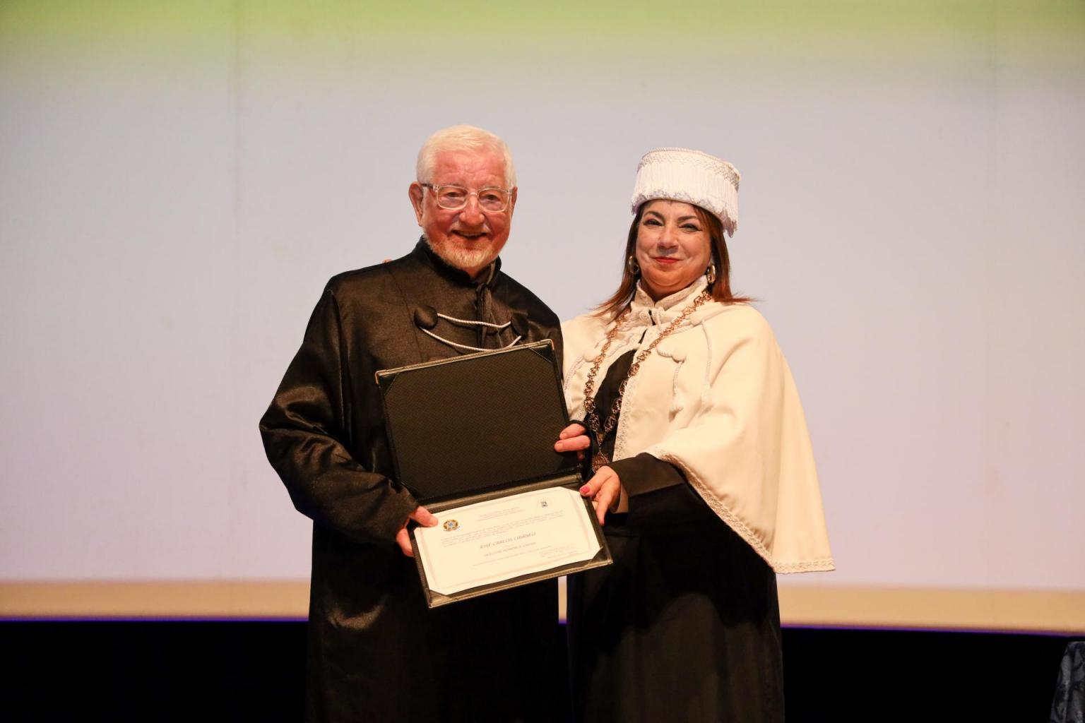 Professor José Carlos Libâneo recebe o título de Doutor Honoris Causa (Foto: Gabriele Mendes)