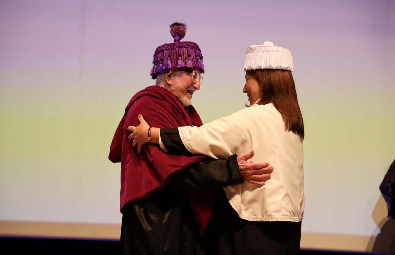 Professor José Carlos Libâneo recebe o título de Doutor Honoris Causa (Foto: Gabriele Mendes)