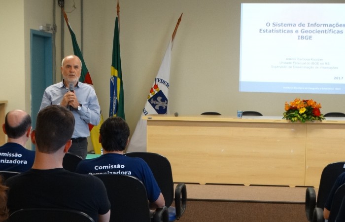 700x450-crop-90-images_2017_fotos_evento_minicurso_ibge_dsc08592