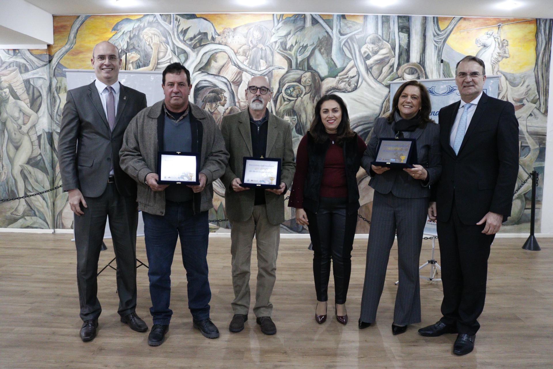 20, 30 e 40 anos (23)