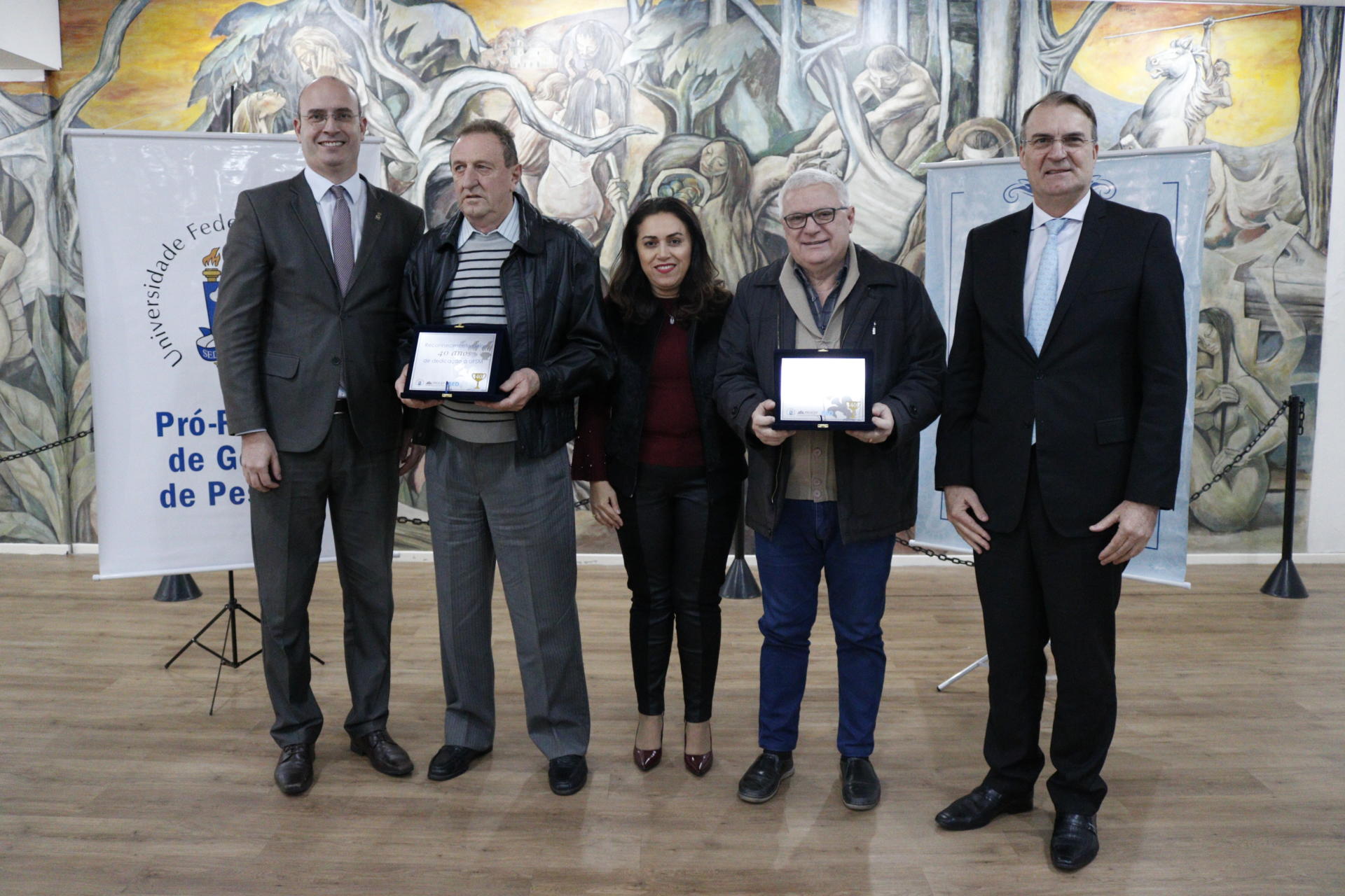 20, 30 e 40 anos (24)