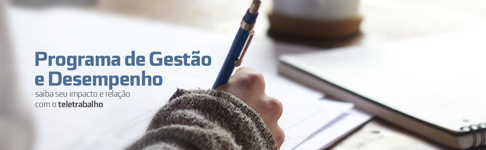 Programa de Gestão e Desempenho. Pessoa escrevenod em caderno usando um lapiseira