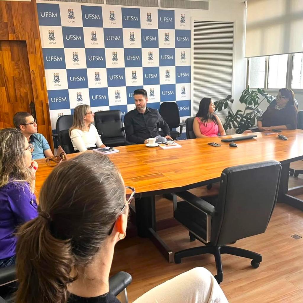 Reunião da equipe do Conecta junto ao Vice-Reitor Tiago Marchesan e a Reitora Martha Adaime