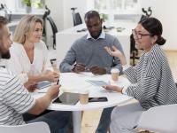 close-up-em-jovens-colegas-tendo-uma-reuniao