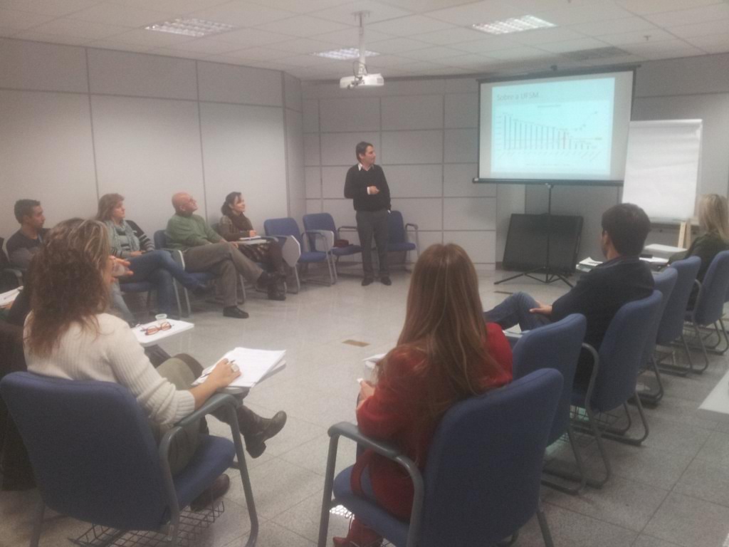 Pessoas sentadas assistindo a uma apresentação.