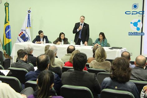 Pessoas apresentação do reitor, Paulo Burmann.
