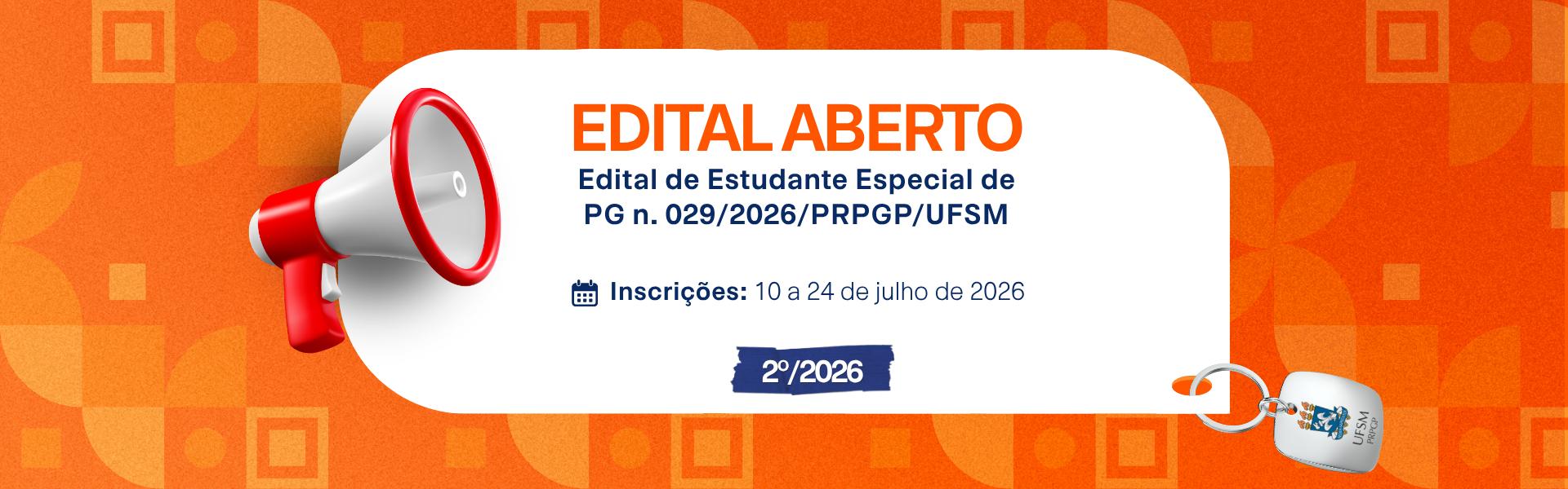 Banner com fundo em tons de laranja, composto por formas geométricas em diferentes tonalidades. Ao centro, há um grande retângulo branco com cantos arredondados. À esquerda, um megafone tridimensional nas cores branca e vermelha, parcialmente sobreposto ao quadro branco. À direita do megafone, em destaque, está o texto em laranja: "EDITAL ABERTO". Logo abaixo, em azul-escuro, lê-se: "Edital de Estudante Especial de PG n. 029/2026/PRPGP/UFSM". Mais abaixo, ao lado de um ícone de calendário, aparece a informação: "Inscrições: 10 a 24 de julho de 2026". Na parte inferior central do quadro branco, há uma etiqueta azul com a inscrição "2º/2026" em branco. No canto inferior direito, um chaveiro metálico com o brasão da UFSM e a identificação "UFSM PRPGP" está preso ao quadro branco por um anel metálico. O layout utiliza as cores institucionais da UFSM, com destaque para o contraste entre o laranja do fundo, o branco do quadro e o azul dos textos.